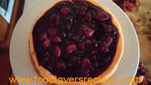 Gebakte kaaskoek met gemenge berries
