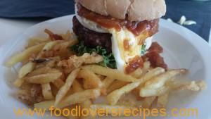 CAMENBERT EN TAMATIE SMOOR BURGER